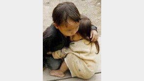 ‘네팔 돕기’ SNS에 베트남 남매 사진