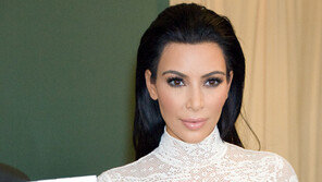 [화보] 킴 카다시안, 화이트 시스루 패션 ‘육감적인 몸매’