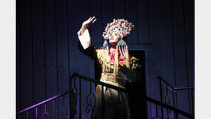 [양형모의 아이러브 스테이지] 거꾸로 문 담배처럼 그의 삶은  처음과 끝이 바뀐다