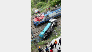 하마터면… 철길로 추락한 20t 탱크로리