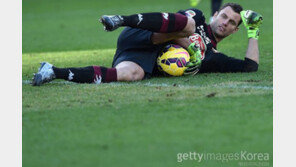 [영상] 토리노 파델리 골키퍼, 치명적인 자책골…멀어져가는 유로파리그