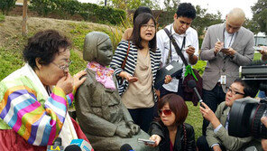 “아베가 진심으로 사과하면 소녀상도 주먹 펼 것”