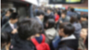 [속보]지하철 4호선 총신대입구역서 열차 고장, 사당역→서울역 방향 운행 중단