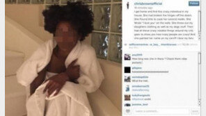 크리스 브라운 女 광팬, 자택 침입해 나체로 요리?…“이 상황은 너무 광적” 사진 공개