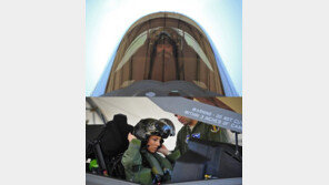 미국 공군 첫 F-35 Lighting 2  여성 조종사 탄생…“꿈처럼 날았다”