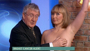 아침 생방송 프로에서 남성 전문의가 女 맨가슴을 손으로…‘논란’