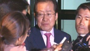 홍준표 지사, 17시간 조사받고 귀가…‘다소 초췌해진 모습’