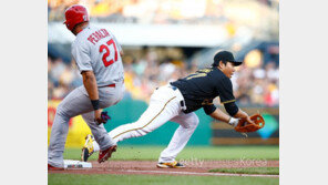 2안타 강정호, ML 첫 4∼5∼4 삼중살 합작