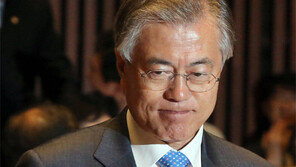 집안싸움에 발목 잡힌 문재인 