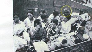 트럭에 실려가는 위안부 촬영한 日병사 “대부분 조선여성 강제동원” 설명 적어