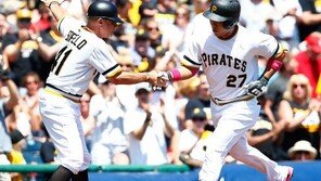 선발 나서면 맹타…‘3할 타율’ 강정호, 주전 자리 보인다