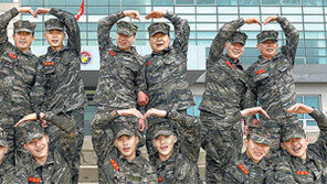 해병대 14가족 “부모 - 형제 손잡고 백령도 철통경계”