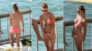 유명 여모델, 수영장서 비키니 하의를 만지작만지작~‘벗겨질까봐?’