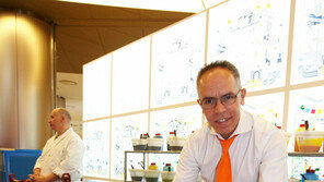 [Q매거진]풍성한 색감의 스카프, 장인 손끝에서 탄생한 ‘작품’