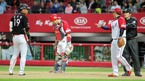 포수 뒤에 3루수 배치…김기태 감독 사상 초유 해프닝