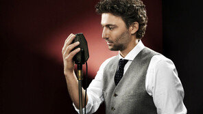 요나스 카우프만 “내 노래 그냥 듣기 힘들어 빨리감기 버튼 누르며 들어요”