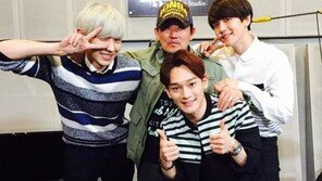 엑소(EXO), 이승철과 함께 ‘찰칵’ …손가락 ‘브이’