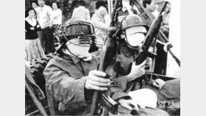 [광주/전남]‘5·18사진’속 복면 쓴 시민군 2명 신원 확인됐다