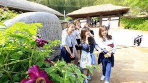 [광주/전남]김영랑 시비 앞에서 ‘찰칵’