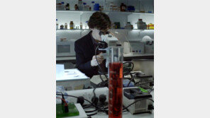 신발 밑창-휴대전화에 남아있는 단서들