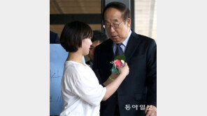 박용성 前이사장 검찰 출두… 학생들 카네이션 달아줘