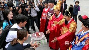 “세종대왕 탄신 축하드립니다”… 케이크 전달하는 시민들