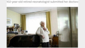 102세 최고령 박사 탄생, 구술시험은 집안 거실에서 해결했다고?
