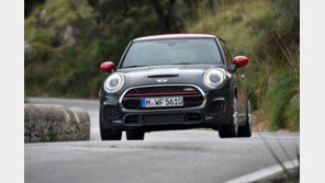 작다고 우습게 보지마!…야생마 뺨치는 BMW ‘뉴 미니 JCW’