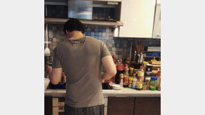 소유진, 요리 중인 백종원 뒤태 공개 ‘자상한 백주부’ 