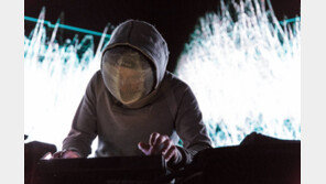 기괴한 무대 뒤흔든 전자음… 외계인의 DJ쇼 방불