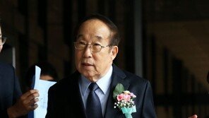 박용성 ‘분 바르는 여학생’ 발언 논란에 뿔난 여성단체, ‘분노의 분칠’ 퍼포먼스