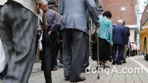 한국 ‘노인 빈곤율’ 1위, OECD 평균보다 4배 높아…