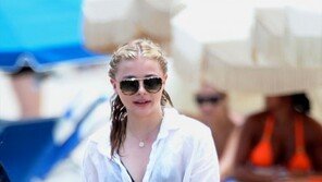 [화보] SNL 클로이 모레츠, 젖은 셔츠 위에 드러난 검정 비키니