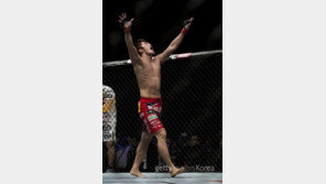 UFC 187 김동현, 니킥 맞아 위기 넘긴 후 트라이앵글 초크로 통쾌한 승리