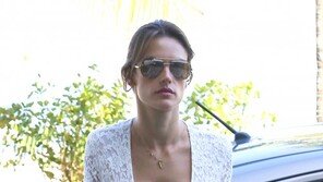 [화보] 알렉산드라 엠브로시오, 몸매 강조한 절개 드레스