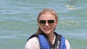 할리우드 배우 클로이 모레츠, 흰 셔츠로 가린 비키니 몸매