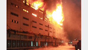 김포 제일모직 물류창고 화재… 의류 1600톤 쌓여 있어 피해 규모 키워