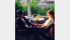 배용준 “평생의 인연을 만난 것이 그저 감사…”, 박수진과 다정한 모습의 사진 공개