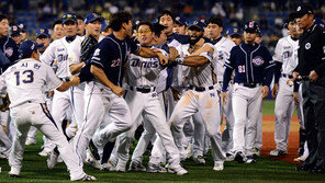 벤치클리어링 중 덕아웃에서 날아든 공...장민석이 공 던졌나?  퇴장