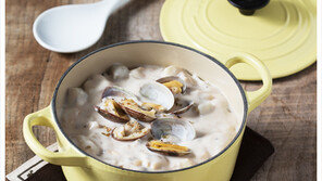 [우먼 동아일보 TV] 출출할 때 딱! `바지락클램차우더' 푸드 스타일리스트 오용은이 제안하는 르크루제 찌개용 무쇠 냄비 요리