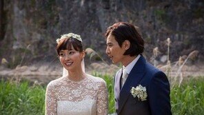 원빈 이나영 결혼 웨딩사진 공개…턱시도+드레스 자태보니? ‘선남선녀’ 한 폭의 그림이네!