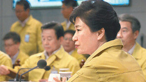 민방위 점퍼 입고 회의