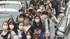 [단독]‘방역복 감독관’ 자가격리 수험생 체온잰뒤 “시험시작”