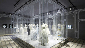 [Q매거진]장미·보석·향수… 여성의 욕망을 자극하는 ‘프랑스 파리’다움