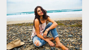 [Q매거진]심플한 블루 데님과 새하얀 셔츠… 편안하면서도 시크함의 정석 