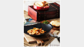 [우먼 동아일보 TV] 스페인 야식 열전 ʻ새우감바스ʼ 푸드 스타일리스트 김현학이 제안하는 르크루제 미니웍 요리