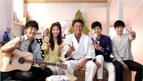 ‘너사시’ 하지원, 윤상현·추성훈·온주완·엘과 다정샷 ‘무슨 사이?’