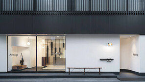 [Q매거진]건강한 식단, 적당한 운동, 꾸준한 독서… 간결한 화장품, ‘삶의 균형’을 말하다 