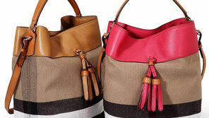 [Q매거진]황마 소재 호보백으로 세련된 ‘리조트 룩’ 완성 