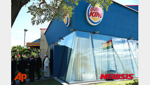 ‘빈자의 영웅’ 교황, 볼리비아 햄버거 매장서 미사 전 제복 변신